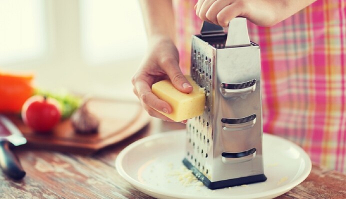 Як легко натерти плавлений сир, щоб він не розмазувався по тертці: кулінарний лайфхак