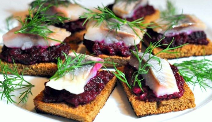 Как приготовить вкусную закуску с селедкой на праздничный стол: простой рецепт