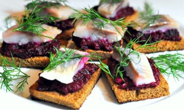 Як приготувати смачну закуску з оселедцем на святковий стіл: простий рецепт