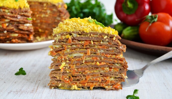 Как приготовить вкусный печеночный торт на праздничный стол: простой рецепт