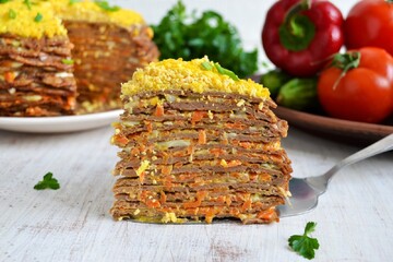 Як приготувати смачний печінковий торт на святковий стіл: простий рецепт