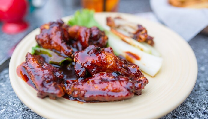 Этот рецепт стал хитом: как приготовить куриные крылышки в соево-медовом соусе.