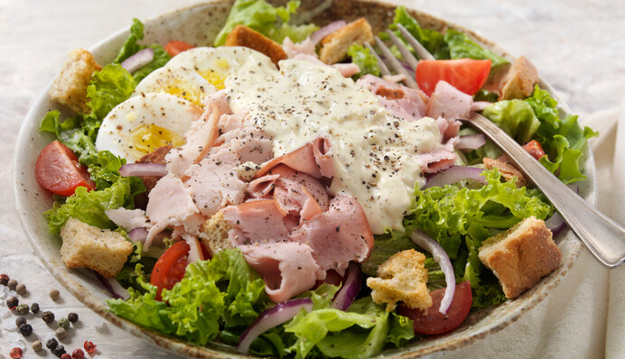Як приготувати апетитний салат з сухариками та шинкою: простий рецепт