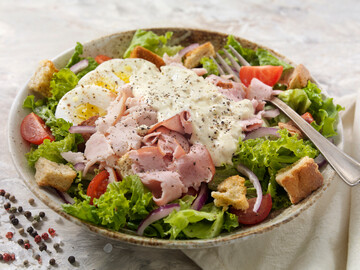 Як приготувати апетитний салат з сухариками та шинкою: простий рецепт