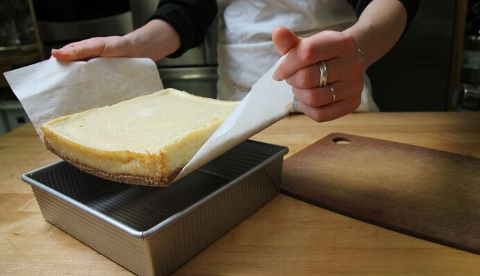 Що робити, якщо пергамент прилип до випічки: кулінарний лайфхак врятує страву