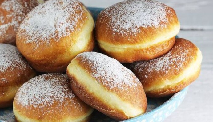 Смаколики до Різдва: як приготувати солодкі пампушки з цукровою пудрою