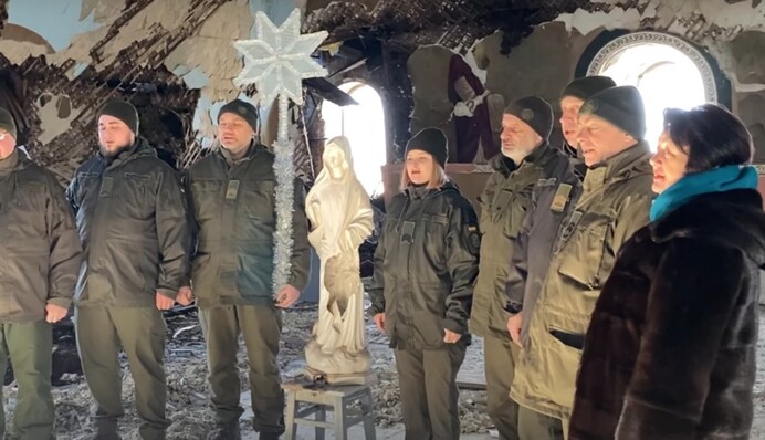 Українські військові заспівали колядку у храмі, який зруйнувала авіабомба: відео