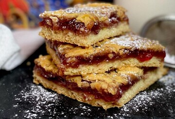 Бюджетний та смачний: рецепт тертого пирога з варенням