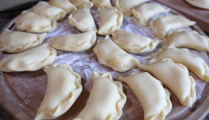 Як приготувати заварне тісто на вареники і що робити, якщо воно липне до рук