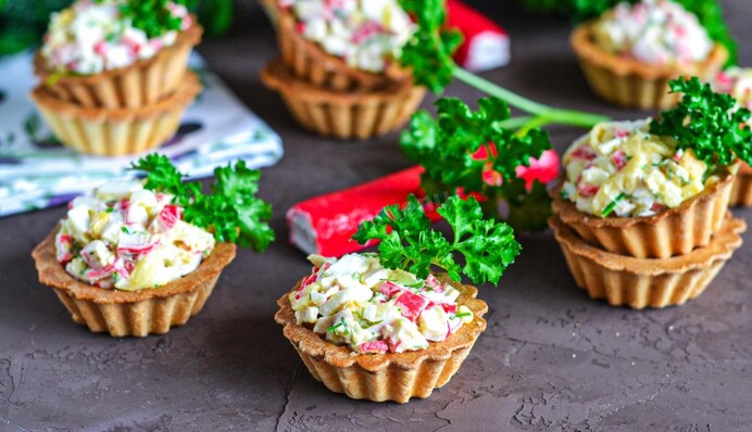 Популярна закуска, яка займає мінімум часу: рецепт тарталеток з крабовими паличками