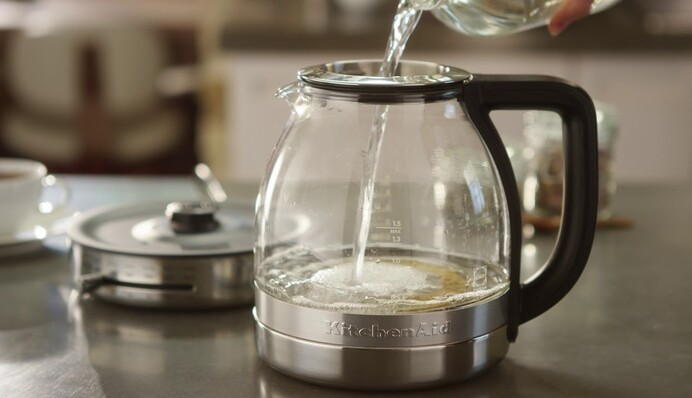 Не тільки лимонна кислота: експерти назвали ефективні лайфхаки проти накипу в чайнику