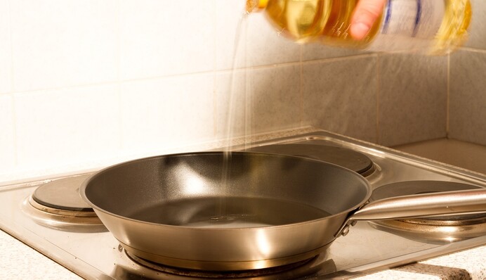 Щоб олія не бризкала під час смаження, уникайте трьох поширених помилок