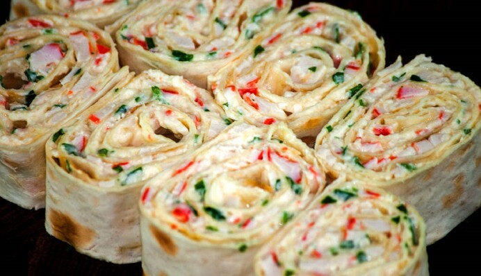 Вкусная закуска, которую быстро готовить: рецепт рулетиков из лаваша с крабовыми палочками
