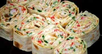 Смачна закуска, яку швидко готувати: рецепт рулетиків з лаваша з крабовими паличками