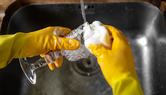 Як швидко відмити скляні стакани від жирних відбитків: топ-5 лайфхаків