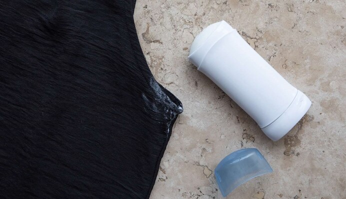 Топ-8 домашніх засобів, які допоможуть швидко видалити плями від дезодоранту на одязі