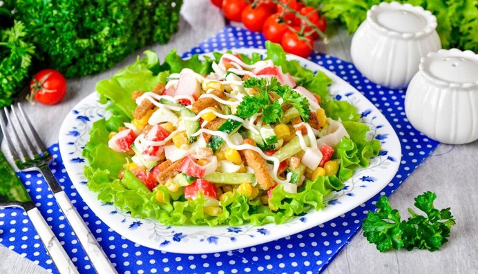 Топ-3 салата с крабовыми палочками, которые стоит приготовить на праздничный стол