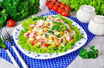 Топ-3 салата с крабовыми палочками, которые стоит приготовить на праздничный стол