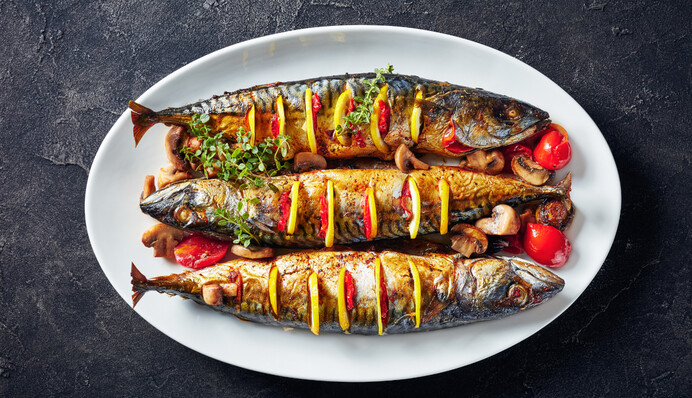 Ужин на Крещение: как приготовить вкусную и нежную скумбрию в духовке