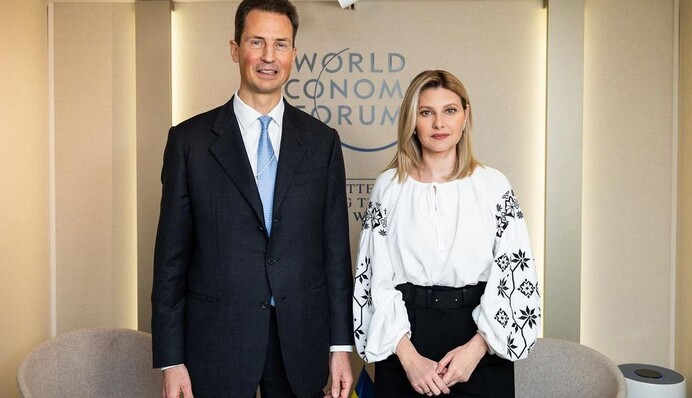 Елена Зеленская в стильной вышиванке с черными цветами встретилась с принцем Лихтенштейна: фото