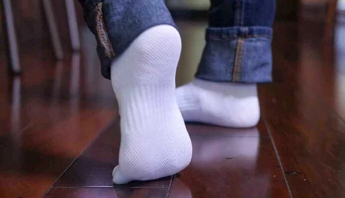 Як повернути білим шкарпеткам новий вигляд: корисний лайфхак