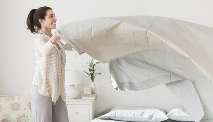 Експерти розповіли, як часто потрібно прати постіль, ковдри і пледи