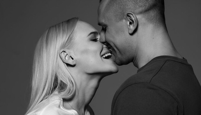 Тарас Цымбалюк и его девушка устроили романтическую фотосессию с поцелуями