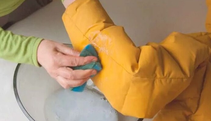Як почистити брудні рукави зимової куртки без прання: ефективний спосіб