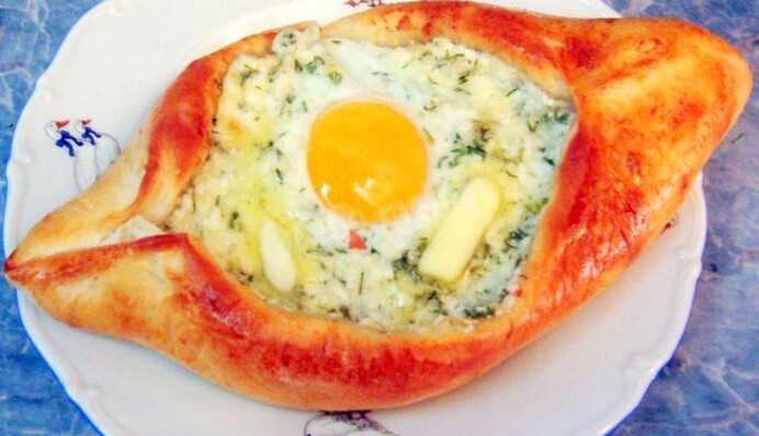 Буде смачно: рецепт хачапурі з сиром і яйцем на сковороді