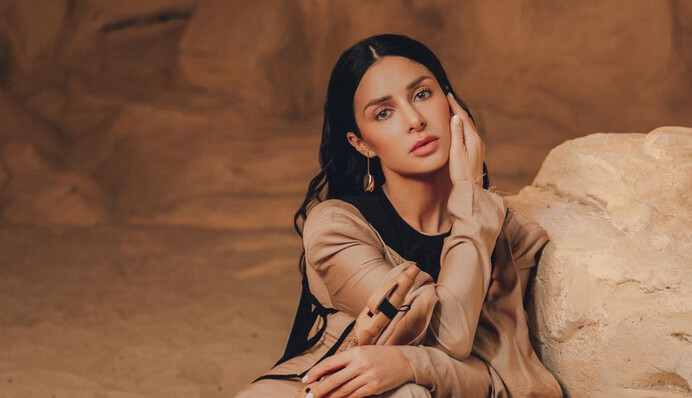 Злата Огневич в черном платье-вышиванке за 18 тысяч выступила в Давосе на закрытии ВЭФ