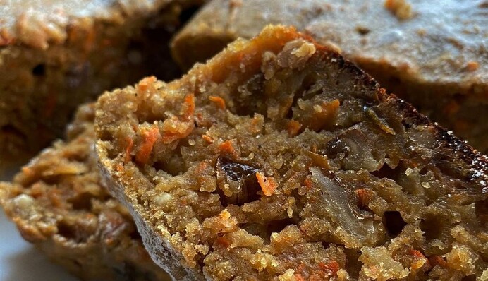 З горіхами та родзинками смакує найбільше: простий рецепт морквяного пирога