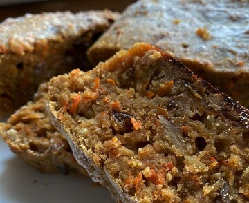 З горіхами та родзинками смакує найбільше: простий рецепт морквяного пирога