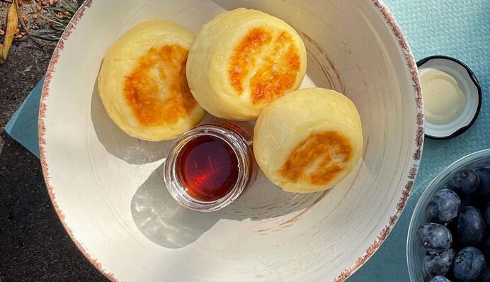 Смажити не потрібно: рецепт пишних та запашних сирників у духовці