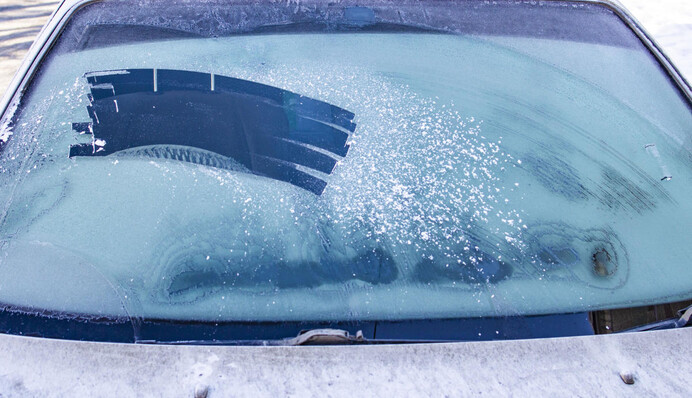 Трюк з пакетом допоможе очистити лобове скло від від інею та льоду за лічені секунди