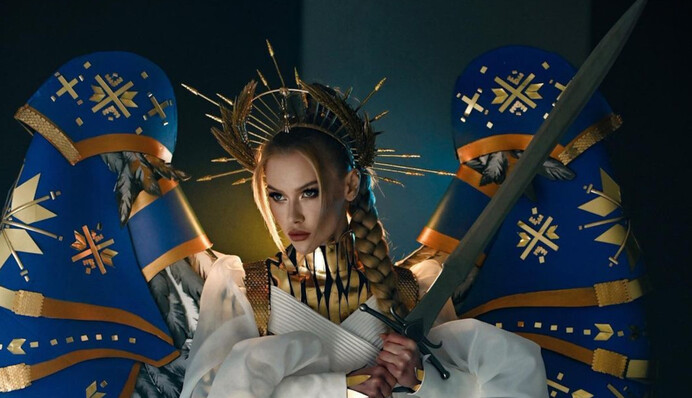 Виктория Апанасенко продала на аукционе крылья от своего костюма на 