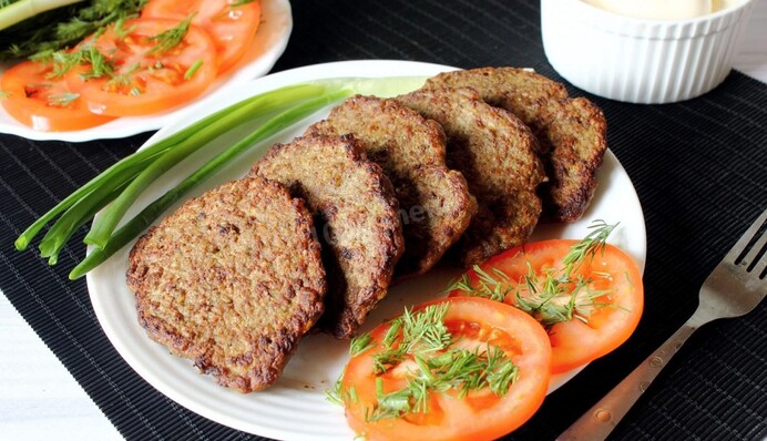 Быстро и вкусно на обед: рецепт печеночных котлет с манкой, который вы оцените