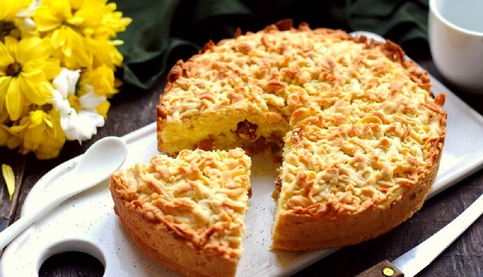 Ніколи не набридне: рецепт тертого пирога з ніжною сирною начинкою
