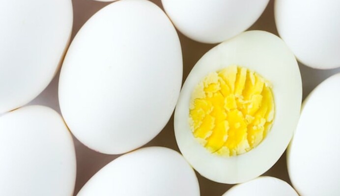 В какую воду опускать яйца, чтобы они быстро чистились и не ломались