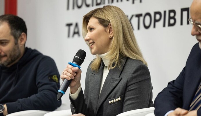 Елена Зеленская в сером костюме модного фасона пообщалась со студентами: фото