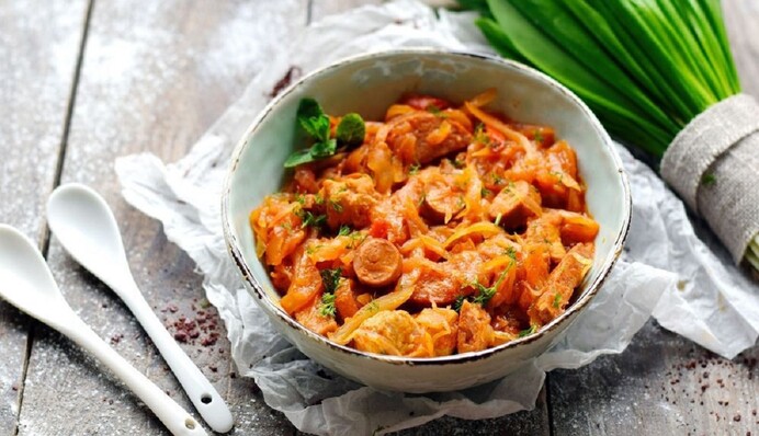 Швидкий і смачний обід: як приготувати тушковану капусту з сосисками