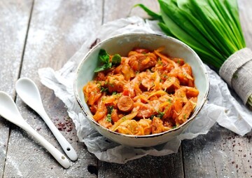 Швидкий і смачний обід: як приготувати тушковану капусту з сосисками