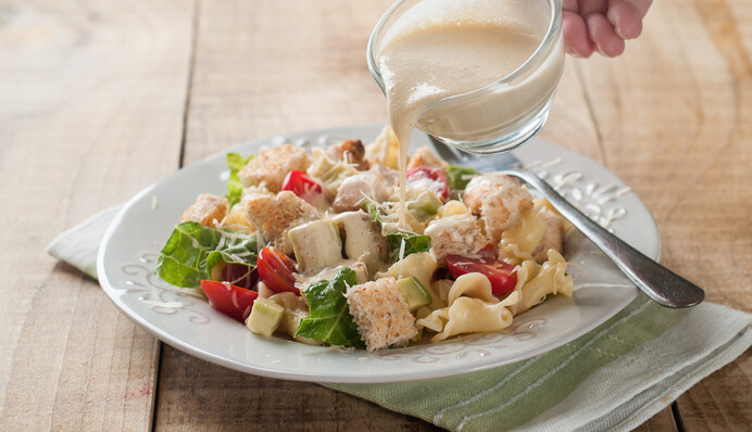 Як приготувати простий соус для салату Цезар: рецепт без анчоусів