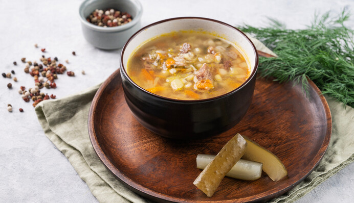 Як приготувати легкий розсольник з рисом на курячому бульйоні: простий рецепт