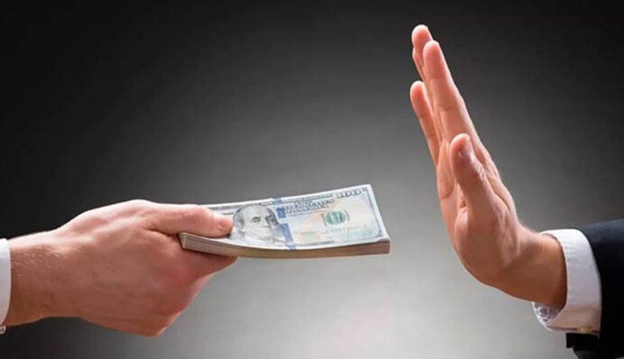 Бензин, алкоголь та цигарки за готівку не купити: що задумали у владі