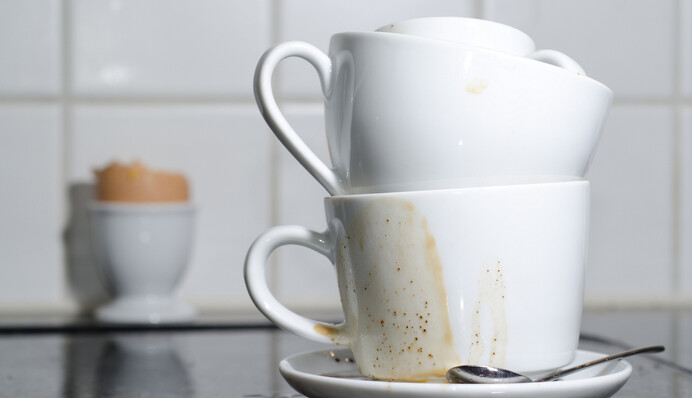 Зникне навіть стійкий наліт у чашках: топ-5 лайфхаків для миття посуду