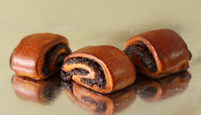 Вкусно и экономно: как приготовить пышные булочки с маком без яиц