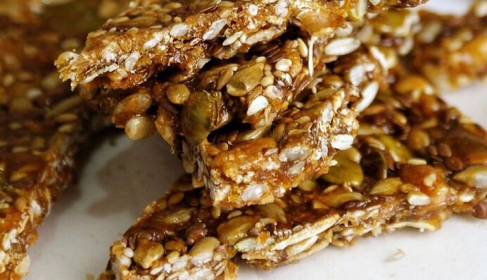 Приготуйте до чаю: рецепт хрумких домашніх козинаків з насінням і горішками