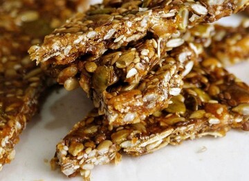 Приготовьте к чаю: рецепт хрустящих домашних козинаков с семечками и орешками