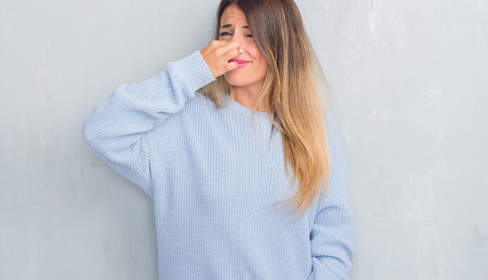 Прати не обов’язково: як швидко освіжити одяг, який пахне потом