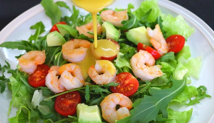 Легкий та вишуканий рецепт: як приготувати салат з креветками і авокадо